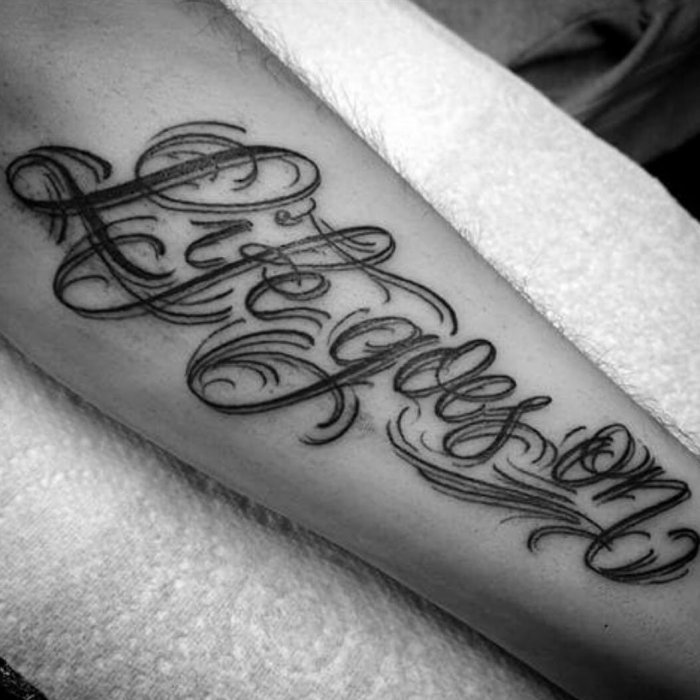 Надпись никогда не сдавайся тату в стиле ЛЕТТЕНИ