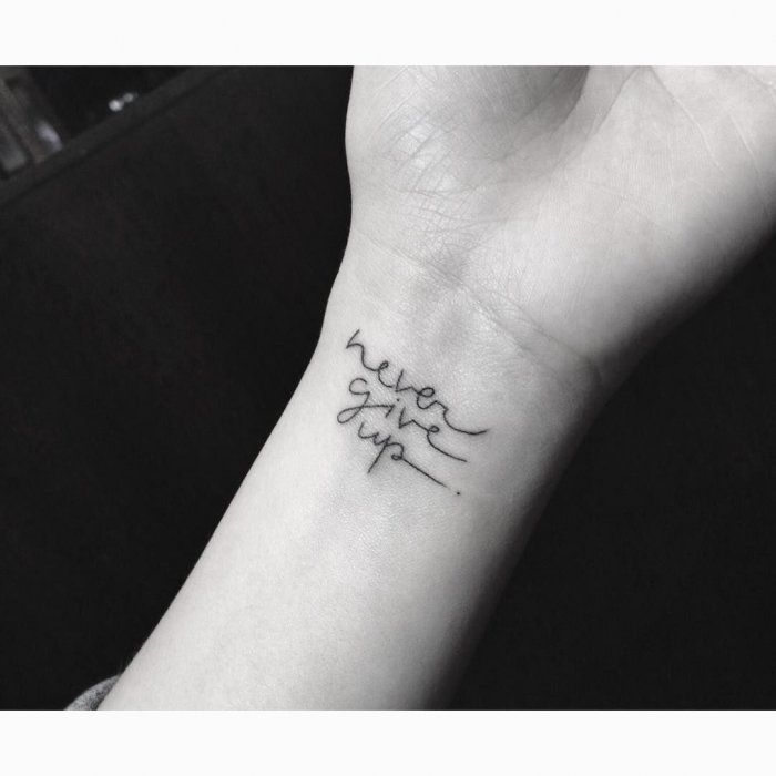 Never give up тату на запястье