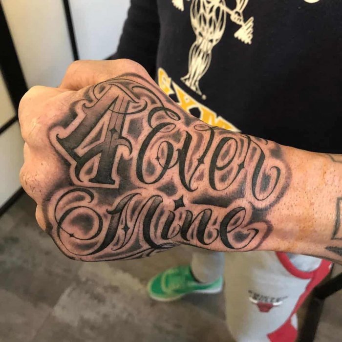 Тату никогда не сдавайся на кисти