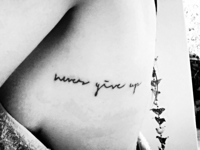 Never give up тату на ключице
