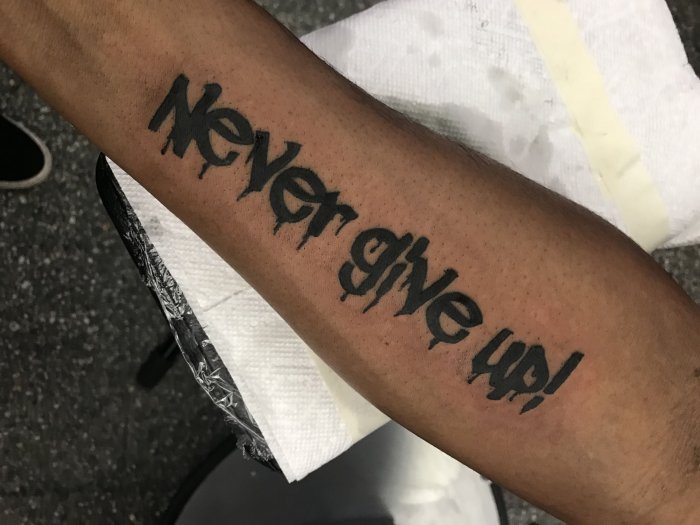 Never give up тату на руке