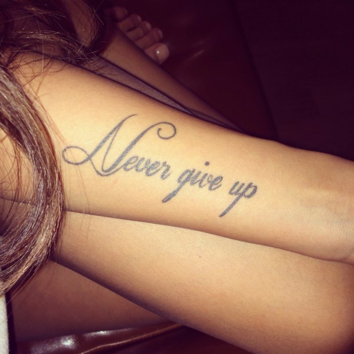 Никогда не сдавайся тату на руке