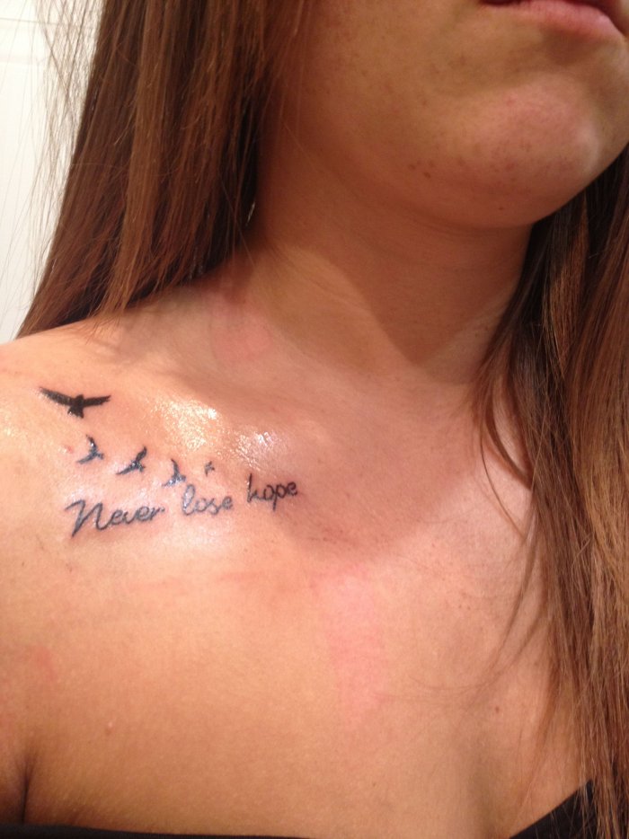 Тату никогда не сдавайся на ключице