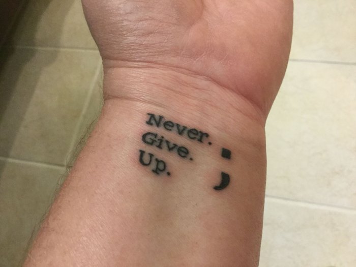 Never give up тату на запястье