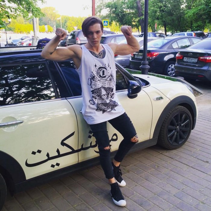 Рома Желудь тату на груди