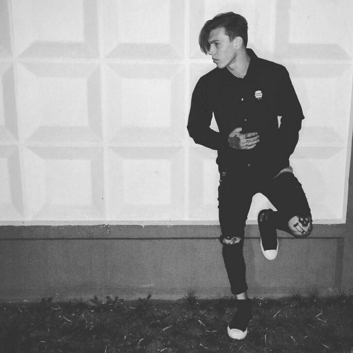 Тату Марвина на коленях