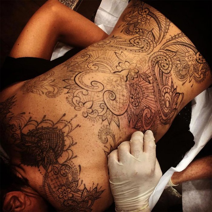 Женщине набиваю тату