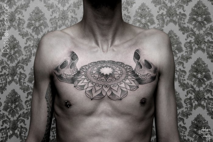 Тату под грудью