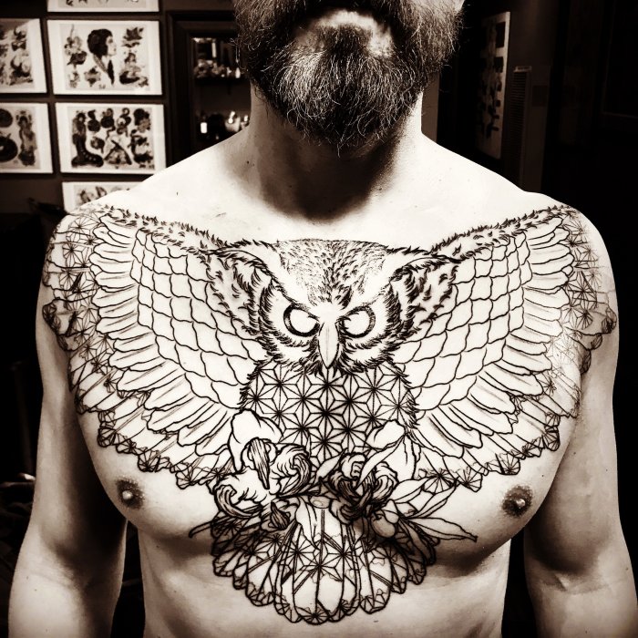 Тату блэкворк на грудине мужские