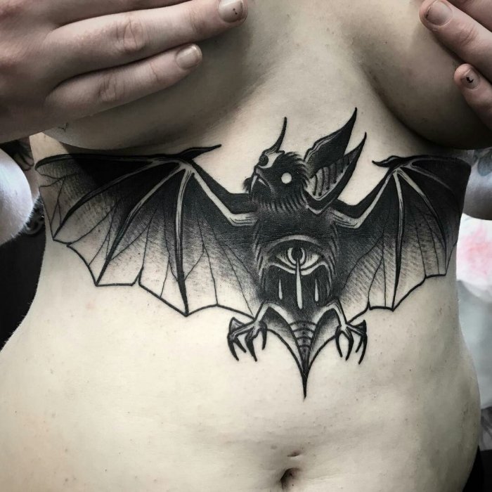 Тату на грудине мужские надписи