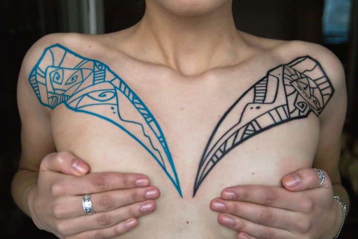 Тату под грудиной у девушек