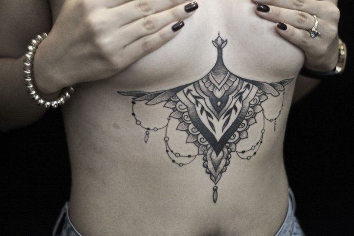 Тату под грудью мужские