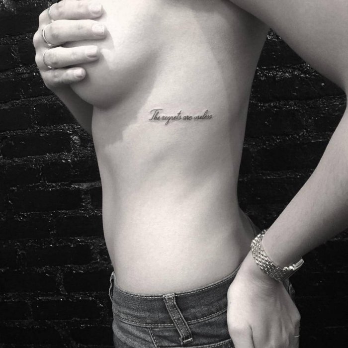 Тату на грудине у девушек