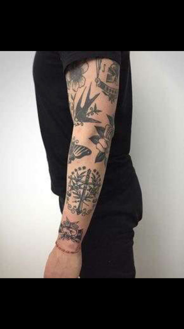 Рука в черном рукаве