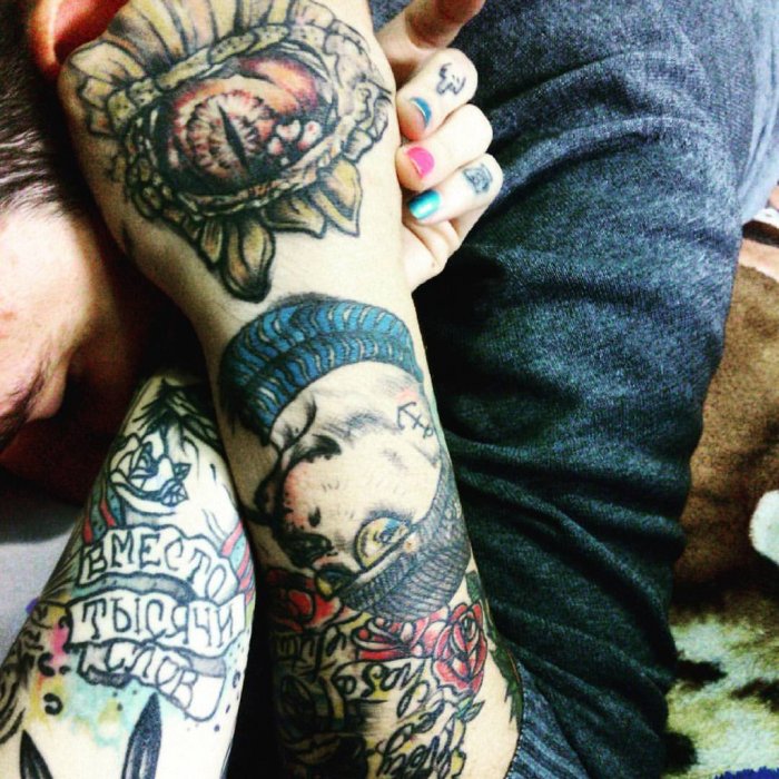 Тату в разных стилях на руке