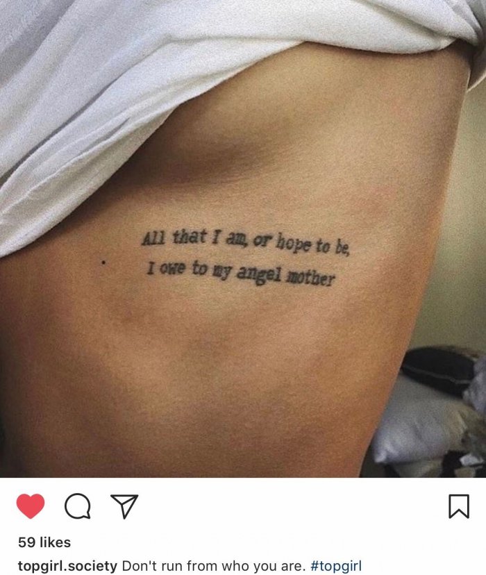 Леттеринг тату на ребрах