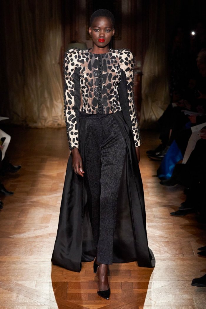 Коричневое платье подиум