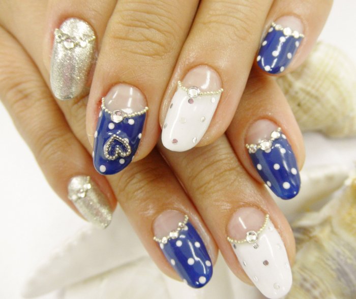Зимний маникюр синий с белым