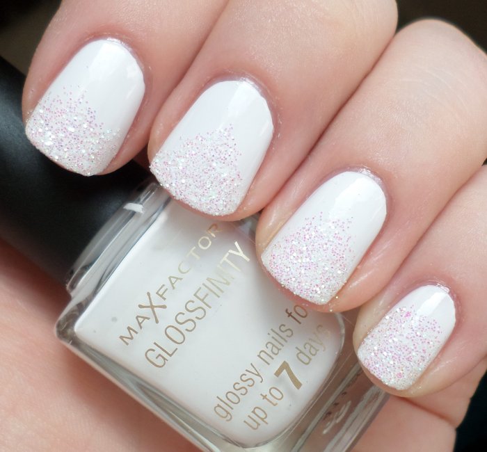 Белый лак для ногтей