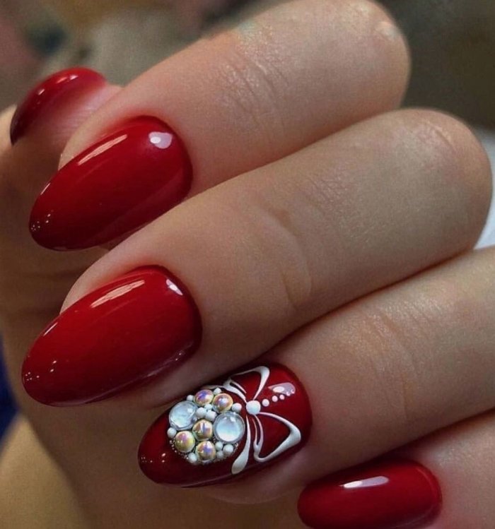 Красный праздничный маникюр
