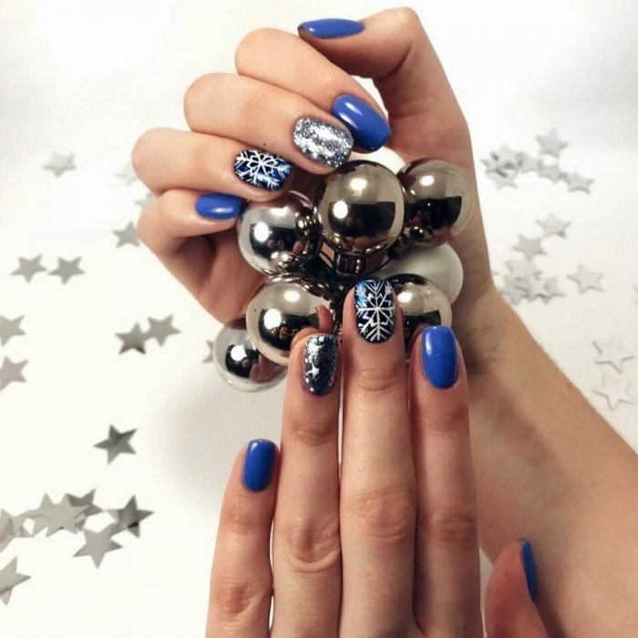 Красный маникюр с лунками