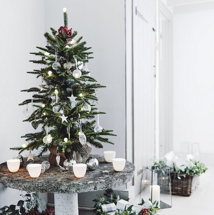 Елка наряженная в белом стиле