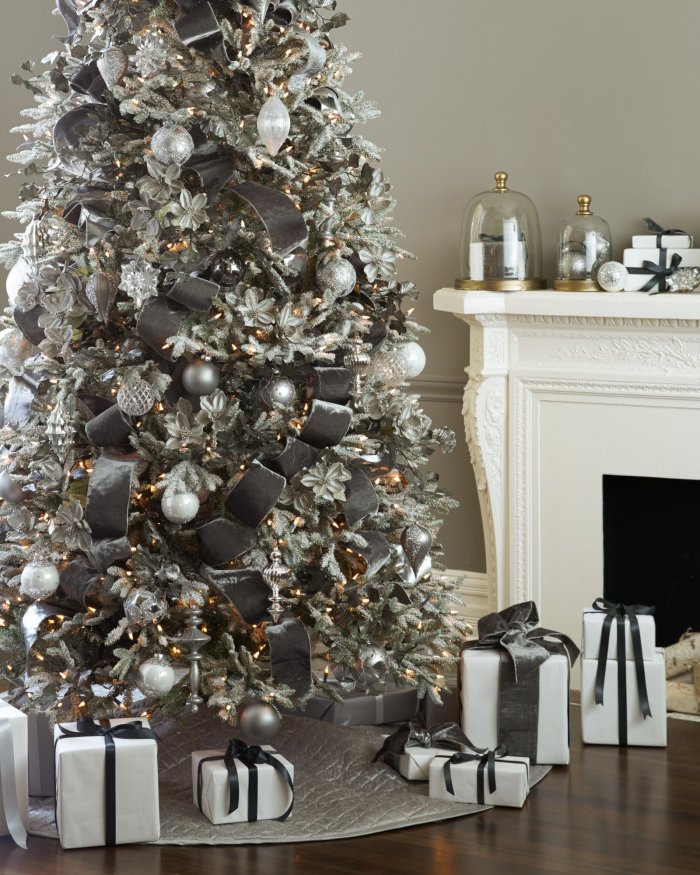 Серебристая елка украшенная