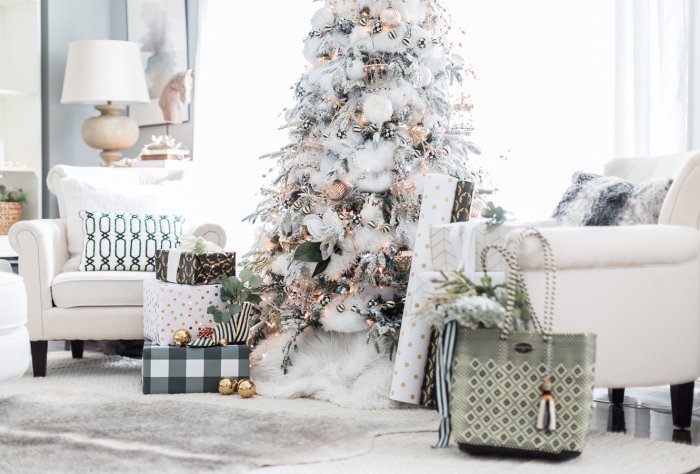 Новогодняя елка в бело голубых тонах