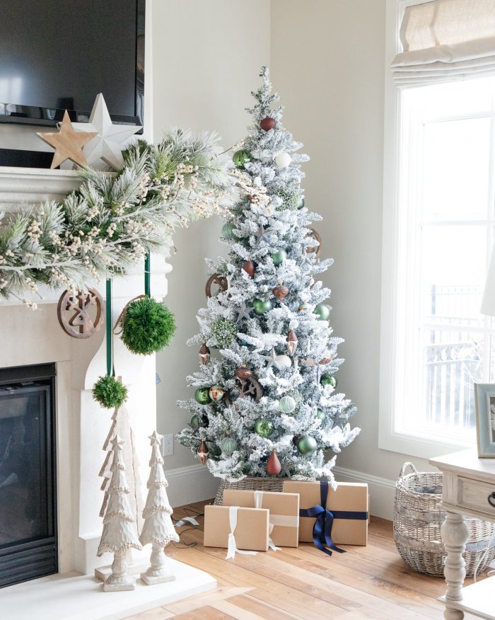 Нарядить елку в белом цвете