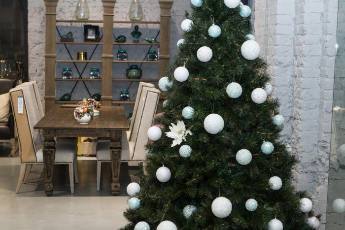 Новогодняя елка в серебряных тонах