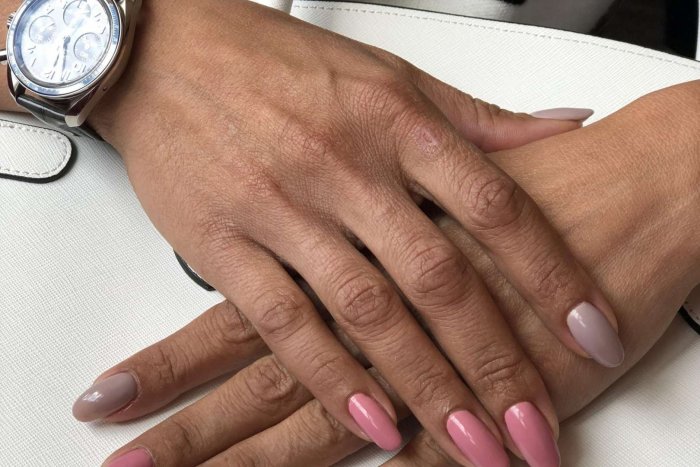 Мужской ноготь боком