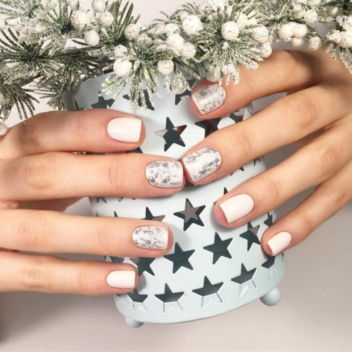 Новогодний маникюр с елкой