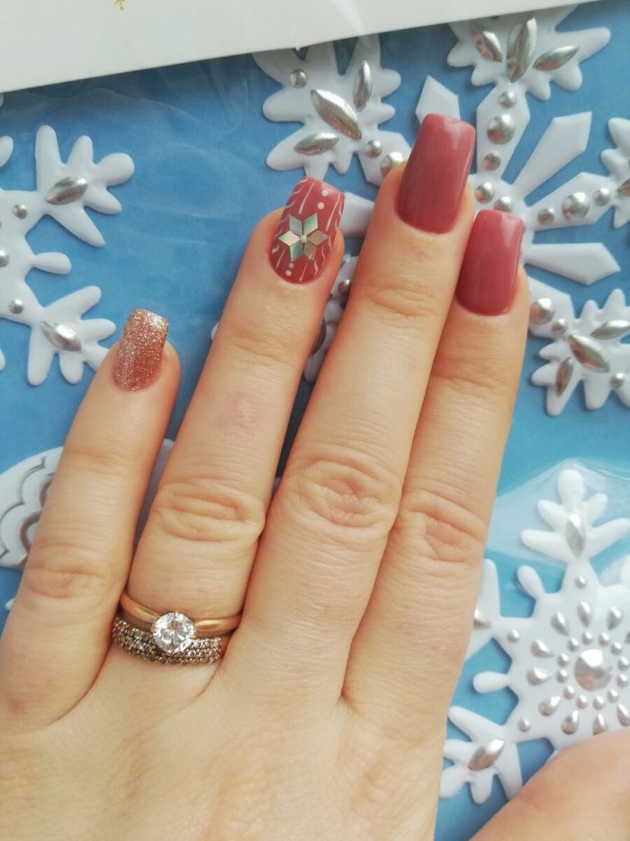 Новогодний маникюр 2021 с блестками