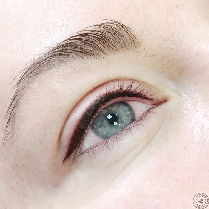 Татуаж стрелки межресничка