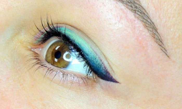 Цветной татуаж глаз