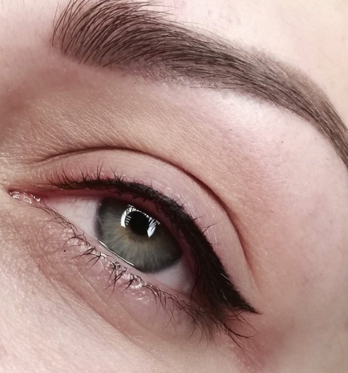 Татуаж стрелки межресничка