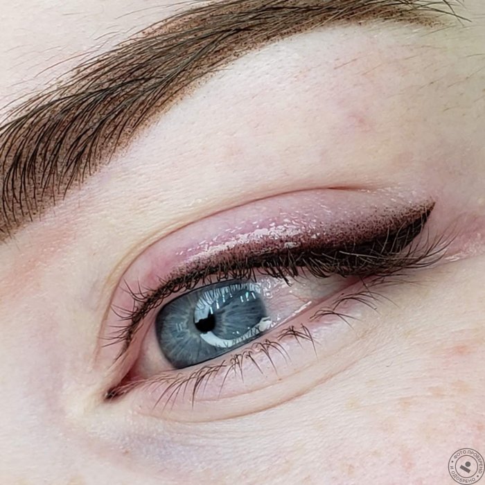 Татуаж стрелки межресничка