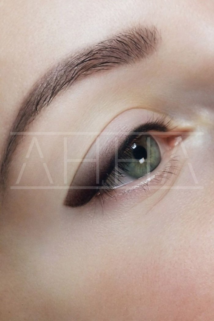 Татуаж стрелки на глазах