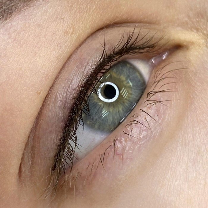 Межресничная стрелка татуаж