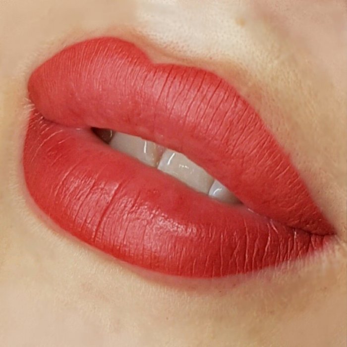 Перманентный макияж губ красный