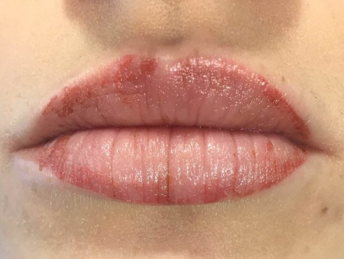 Перманентный макияж губ бежевый