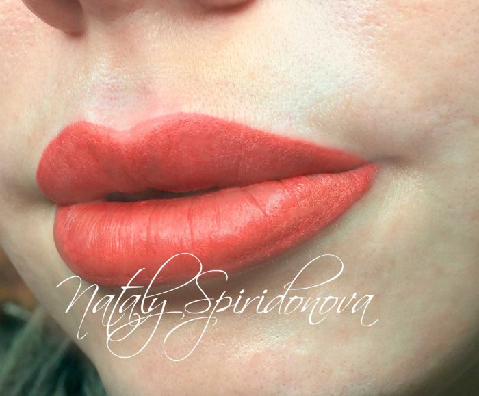 Татуаж губ с растушевкой коралловый