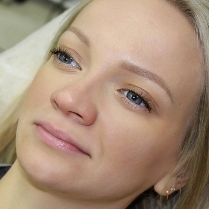 Светлый татуаж бровей