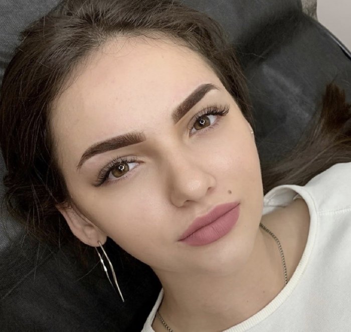 Красивая форма пудровых бровей