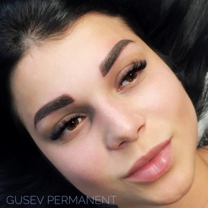 Девушка с татуажем бровей