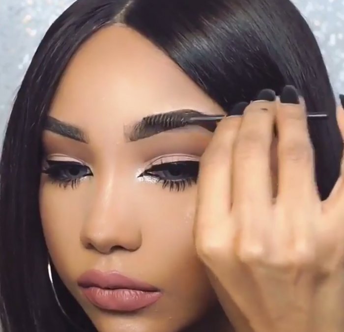 Татуаж бровей черный и волосы черные