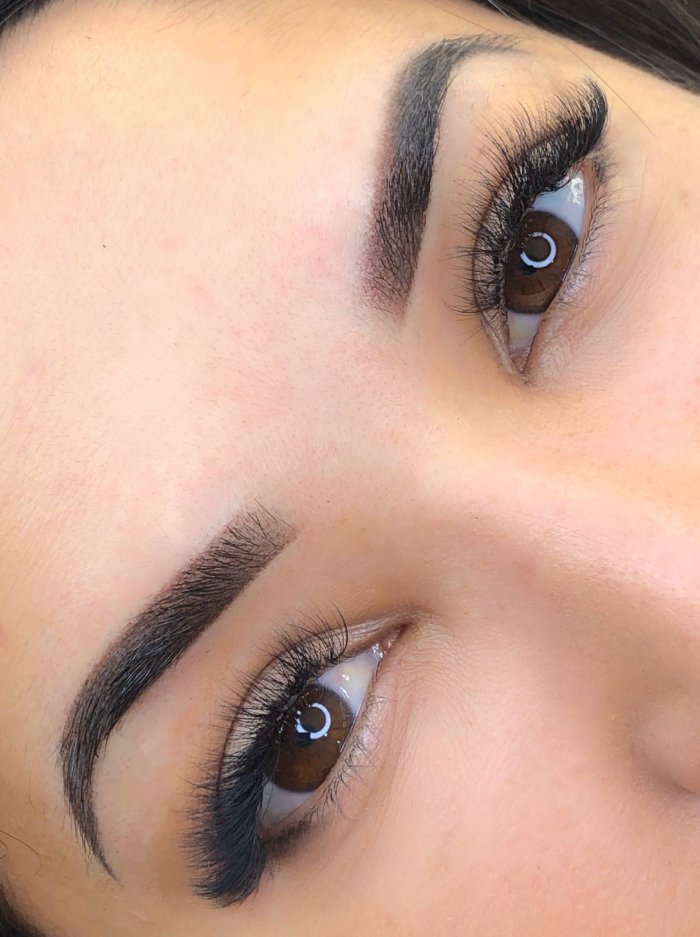 Волосковый татуаж бровей коричневый