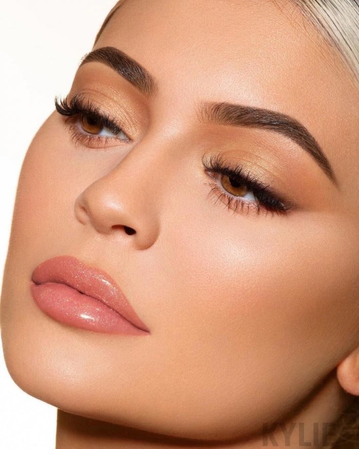 Красивый татуаж бровей