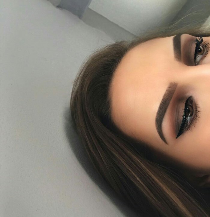 Красивые коричневые брови