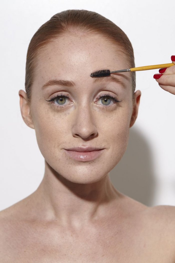 Коричневый перманент бровей